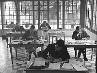 INSEAD 65 Examen en cours au chateau 373c  XY1=Louk de S?, XY2, Jean-Bertrand GÉRARD, XY3, XY4, XY5 Please note blankets on legs.